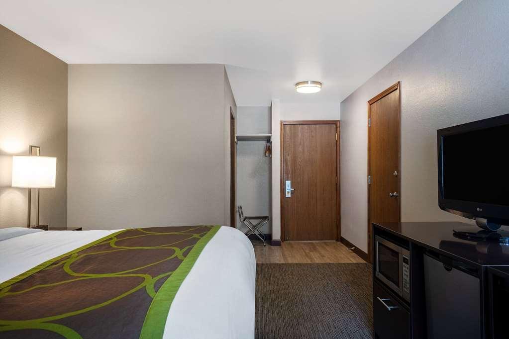 Отель Super 8 By Wyndham St. Regis Номер фото