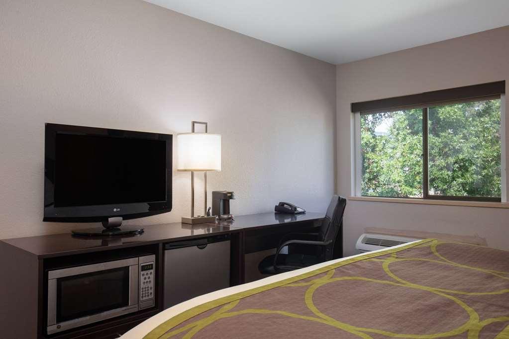 Отель Super 8 By Wyndham St. Regis Номер фото
