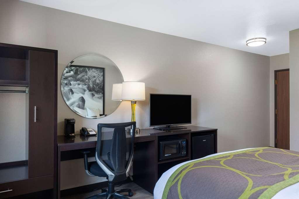 Отель Super 8 By Wyndham St. Regis Номер фото