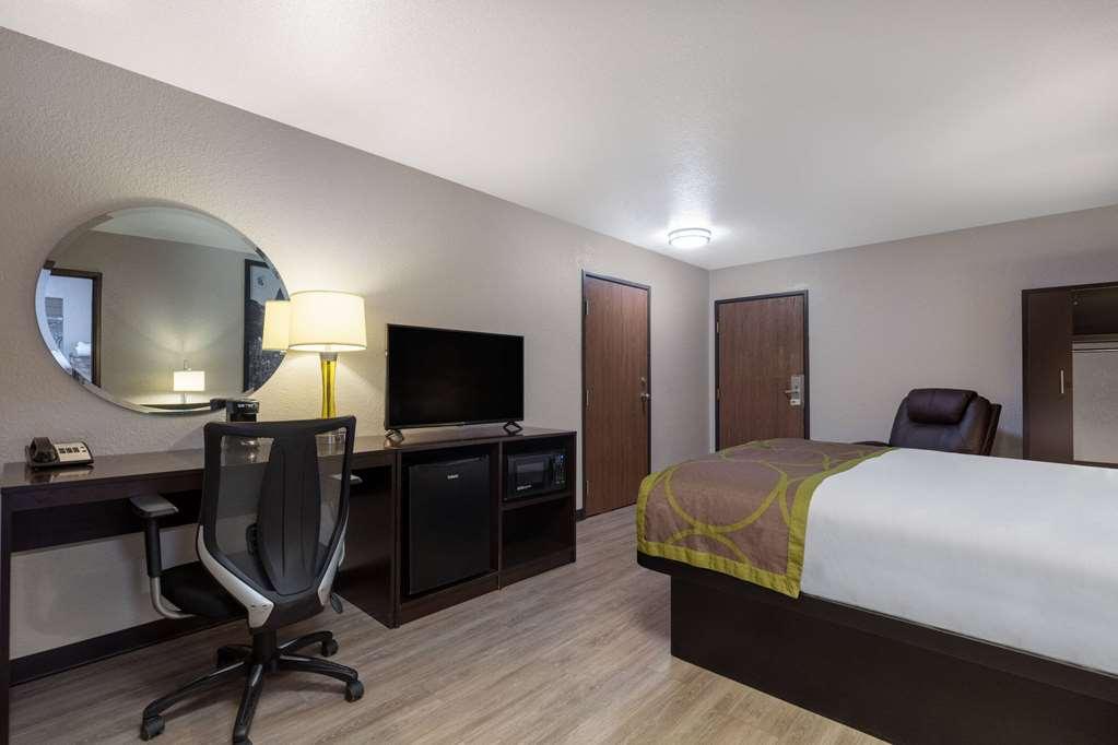 Отель Super 8 By Wyndham St. Regis Номер фото